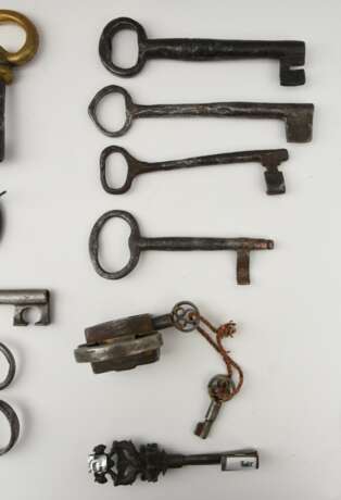 SCHLÜSSEL-KONVOLUT, verschiedene Schlüssel,Schlösser und Beschläge, 18.-20. Jahrhundert - photo 5