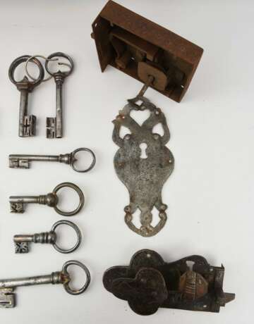 SCHLÜSSEL-KONVOLUT, verschiedene Schlüssel,Schlösser und Beschläge, 18.-20. Jahrhundert - фото 18