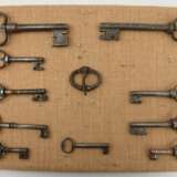 SCHLÜSSEL-KONVOLUT, verschiedene Schlüssel,Schlösser und Beschläge, 18.-20. Jahrhundert - фото 44