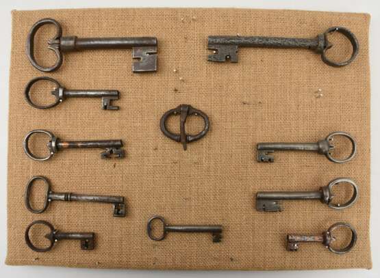 SCHLÜSSEL-KONVOLUT, verschiedene Schlüssel,Schlösser und Beschläge, 18.-20. Jahrhundert - Foto 44