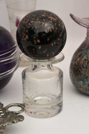KONVOLUT VASEN, Glas/Kristall teils mundgeblasen und farbig gestaltet, meist Deutschland 20. Jahrhundert - фото 2