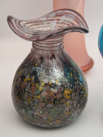 KONVOLUT VASEN, Glas/Kristall teils mundgeblasen und farbig gestaltet, meist Deutschland 20. Jahrhundert - фото 5