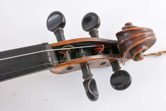 FRANCESCO RUGelbgoldERI. Nach. Geige mit Bogen und Kasten,Modell von 1676, um 1900 - photo 6