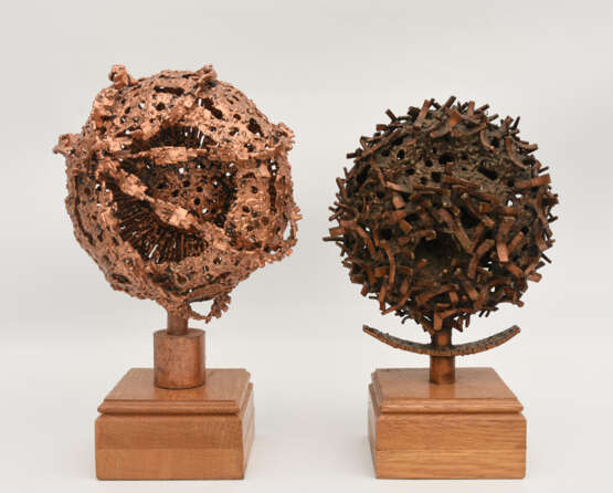 I.DVORŠAK, "Zwei Bäume", Skulpturen aus Kupfer/Eisen auf Holz, bezeichnet und datiert - Foto 1