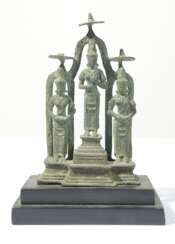 Stehemde hinduistische Gottheiten in einer Dreiergruppe