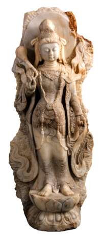 Monumentale chinesische, stehende Bodhisattva-Skulptur aus Marmor - Foto 1