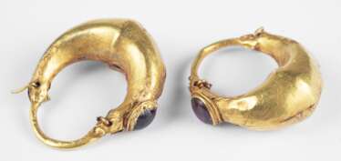 Ein Paar kahnförmige goldene Ohrringe mit Granatperle