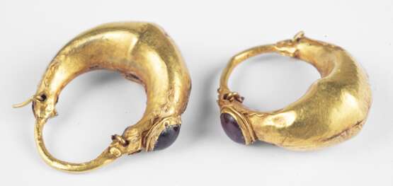 Ein Paar kahnförmige goldene Ohrringe mit Granatperle - Foto 1