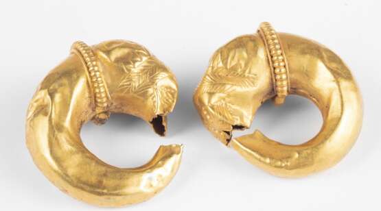 Ein Paar goldene Ohrringe mit Löwenkopf - фото 1