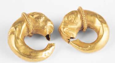 Ein Paar goldene Ohrringe mit Löwenkopf