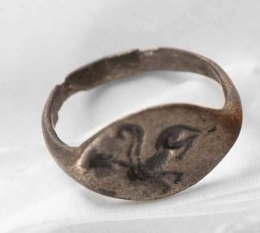 Silberner Ring mit eingraviertem Greif - фото 1