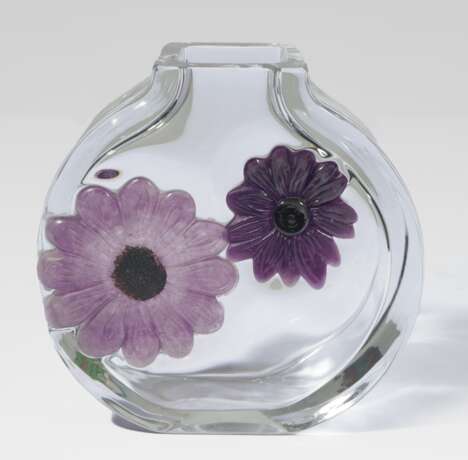 Vase mit zwei Gerber Blüten auf Wandung - photo 1