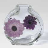 Vase mit zwei Gerber Blüten auf Wandung - фото 1