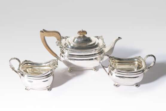 Elegantes Silber-Service einer Teekanne, einer Zuckerschale und eines Milchkännchens - photo 1