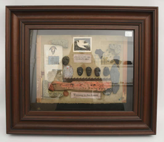 OLGA SOKOLOFF," Hommage Nelson Mandela", Assemblage div.Objekte/ Materialien hinter Glas gerahmt, 2009 - photo 1
