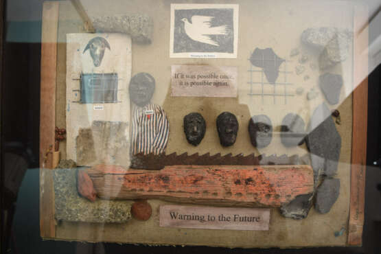 OLGA SOKOLOFF," Hommage Nelson Mandela", Assemblage div.Objekte/ Materialien hinter Glas gerahmt, 2009 - photo 2
