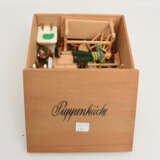 PUPPENSTUBE "PUPPENKÜCHE", bemaltes Holz mit Puppen und Mobiliar/Zubehör, 20. Jahrhundert - Foto 3