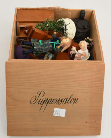 PUPPENSTUBE "PUPPENSALON",bemaltes Holz mit Puppen und Mobiliar/Zubehör, 20. Jahrhundert - photo 3
