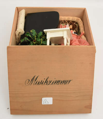 PUPPENSTUBE "MUSIKZIMMER", bemaltes Holz mit Puppen und Mobiliar/Zubehör, 20. Jahrhundert - Foto 3