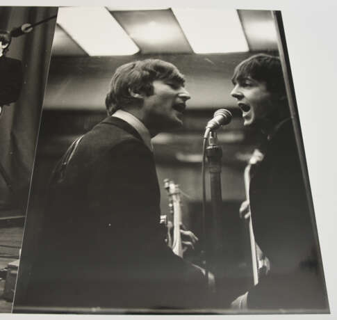 THE BEATLES- PHOTOGRAPHS 1: "Recording in Paris", großformatige S/W Fotos auf Fotopapier, Paris Januar 1964 - фото 3