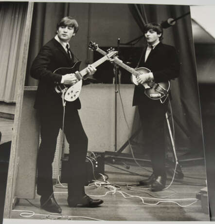 THE BEATLES- PHOTOGRAPHS 1: "Recording in Paris", großformatige S/W Fotos auf Fotopapier, Paris Januar 1964 - photo 4
