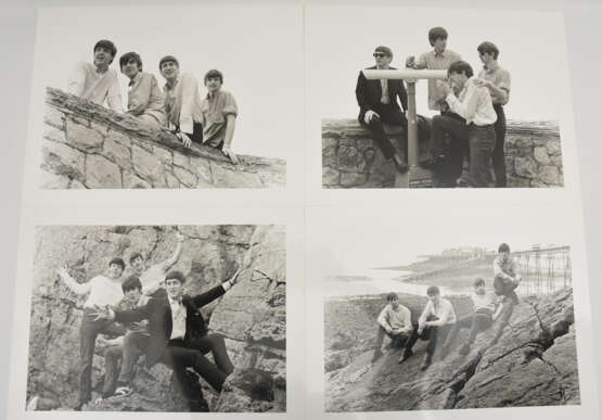 THE BEATLES- PHOTOGRAPHS 2: SW-Abzüge auf Hochglanzpapier, Weston-super-Mare Beach 1963 - Foto 1