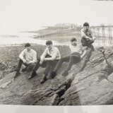 THE BEATLES- PHOTOGRAPHS 2: SW-Abzüge auf Hochglanzpapier, Weston-super-Mare Beach 1963 - фото 2