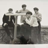 THE BEATLES- PHOTOGRAPHS 2: SW-Abzüge auf Hochglanzpapier, Weston-super-Mare Beach 1963 - Foto 3