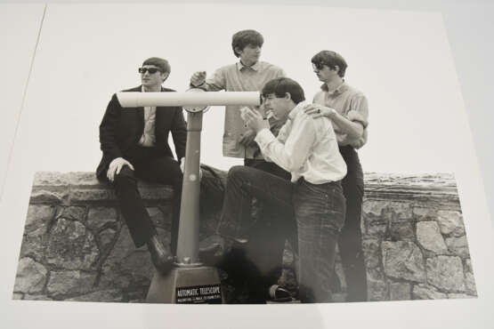 THE BEATLES- PHOTOGRAPHS 2: SW-Abzüge auf Hochglanzpapier, Weston-super-Mare Beach 1963 - Foto 3