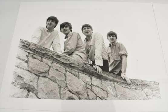 THE BEATLES- PHOTOGRAPHS 2: SW-Abzüge auf Hochglanzpapier, Weston-super-Mare Beach 1963 - Foto 4