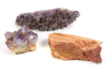 2 Amethyst Stufen u. versteinertes Holz