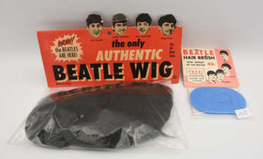 THE BEATLES- THE ONLY AUTHENTIC BEATLE WIG & HAIR BRUSH: originalverpackte Beatles-Perücke und Plastik-Haarbürs