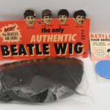 THE BEATLES- THE ONLY AUTHENTIC BEATLE WIG & HAIR BRUSH: originalverpackte Beatles-Perücke und Plastik-Haarbürs - Foto 1