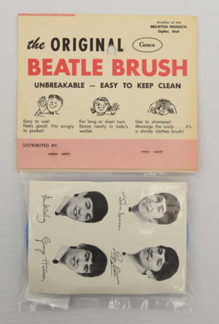 THE BEATLES- THE ONLY AUTHENTIC BEATLE WIG & HAIR BRUSH: originalverpackte Beatles-Perücke und Plastik-Haarbürs - photo 3