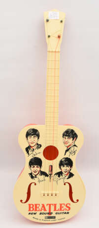 THE BEATLES- MEMORABILIA 8: "BEATLES NEW SOUND GUITAR", Selcol Gitarre aus Plastik, England 1964/1965 - photo 1