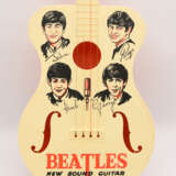 THE BEATLES- MEMORABILIA 8: "BEATLES NEW SOUND GUITAR", Selcol Gitarre aus Plastik, England 1964/1965 - Foto 2