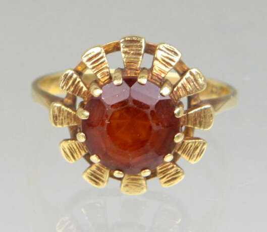 Ring mit rubinfarbenem Besatz - Gelbgold 585 - photo 1