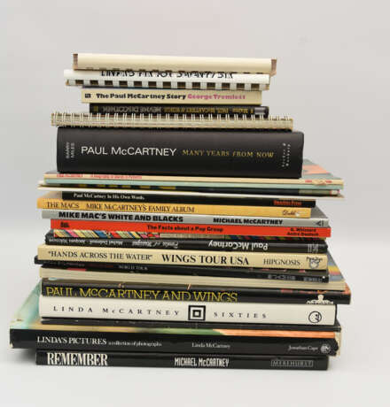THE BEATLES- BOOKS 3: PAUL MCCARTNEY LITERATURE; diverse Monografien bzw. Literatur über Paul McCartney , UK/USA/F 1975 - Foto 2