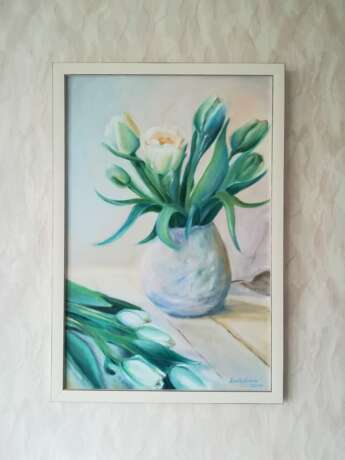«Tulipes blanches» Carton Peinture à l'huile Réalisme Nature morte 2019 - photo 2