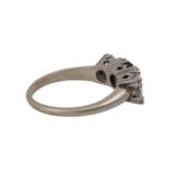 Ring mit Saphir ca. 0,75 ct und 2 Brillanten zusammen ca. 1 ct, - photo 3