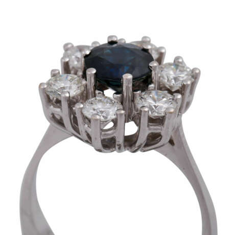 Ring mit Saphir entouriert von 6 Brillanten, zusammen ca. 1,6 ct, - фото 5