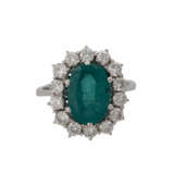 Ring mit oval facettiertem Smaragd entouriert von Brillanten, - photo 1
