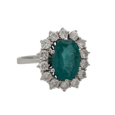 Ring mit oval facettiertem Smaragd entouriert von Brillanten, - Foto 2