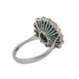 Ring mit oval facettiertem Smaragd entouriert von Brillanten, - фото 3