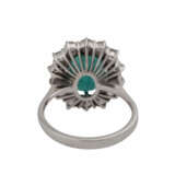 Ring mit oval facettiertem Smaragd entouriert von Brillanten, - фото 4