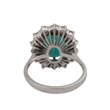 Ring mit oval facettiertem Smaragd entouriert von Brillanten, - Foto 4