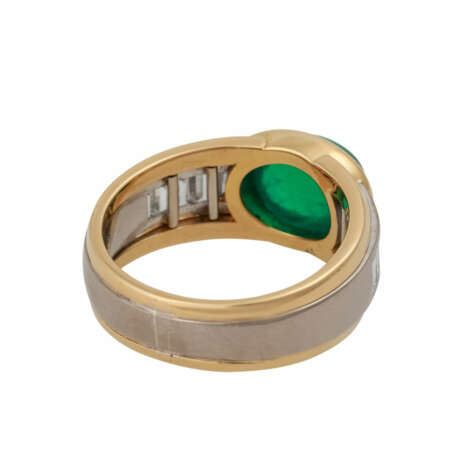 Ring mit ovalem Smaragdcabochon flankiert von Diamantbaguettes - Foto 3