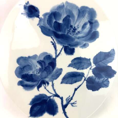 Wandplatte / Zierplatte: Dekor "Rose in Kobaltblau". Inglasur durch Einsinkfarbe!! Wolfram Leonhardi, Meissen - Unikat! - фото 2