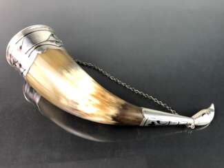 Trinkhorn: Horn mit edler Silbermontur, in Form eines Skorpion-Stachel.