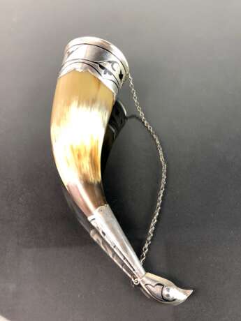 Trinkhorn: Horn mit edler Silbermontur, in Form eines Skorpion-Stachel. - фото 2